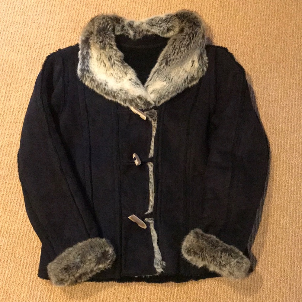 Shearling Leather jacket w/ fur trim made in USA by Skea. Fits like a size 8.